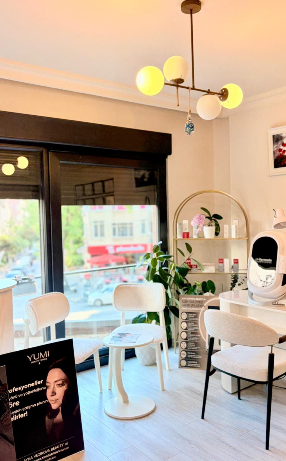 Ayna Vezirova Beauty Studio iç mekan: bekleme alanı, lazer epilasyon cihazı ve cilt bakımı ürünleri
