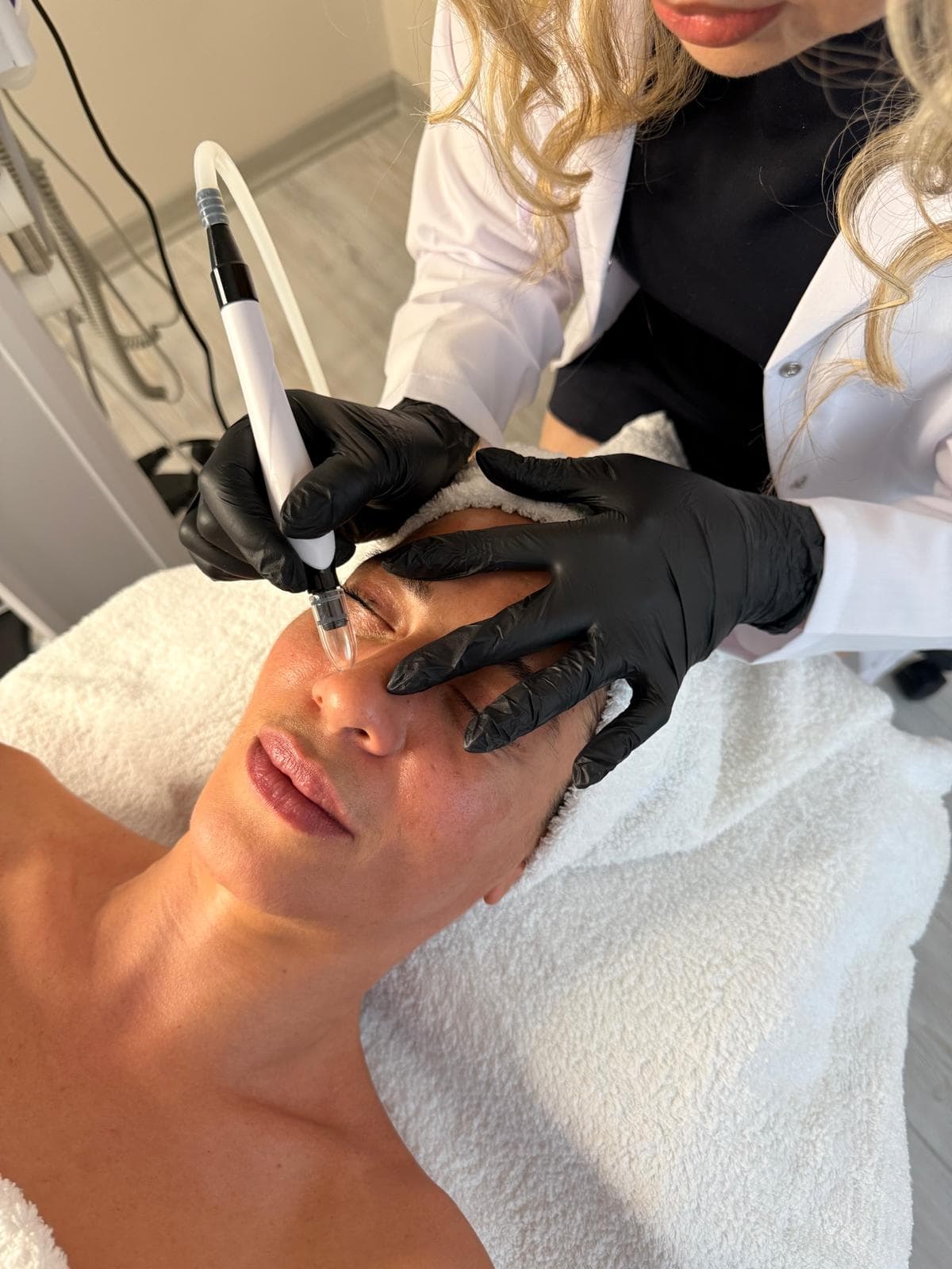 Ayna Vezirova Beauty Studio profesyonel cilt bakımı uygulaması